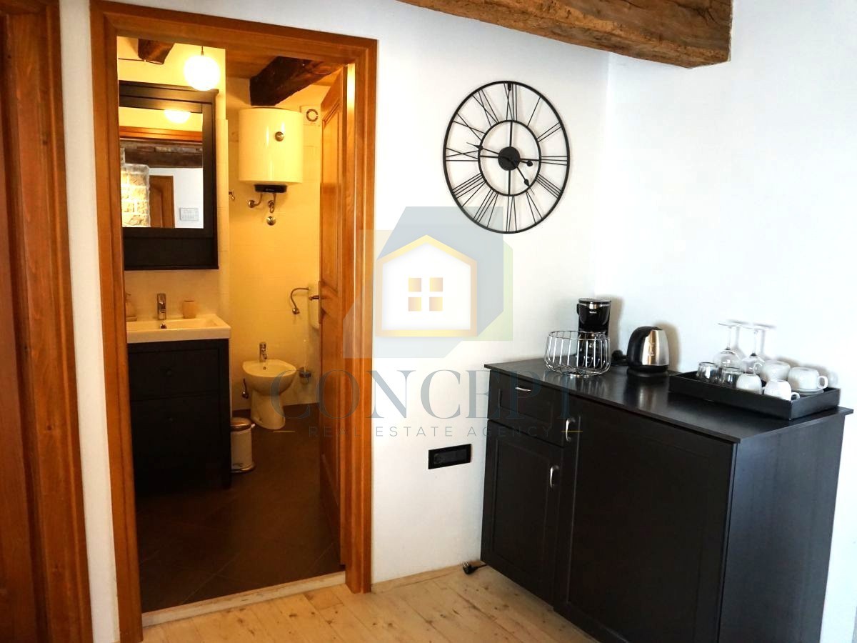 Istra, Oprtalj, Casa di pietra con 3 appartamenti e due spazi commerciali