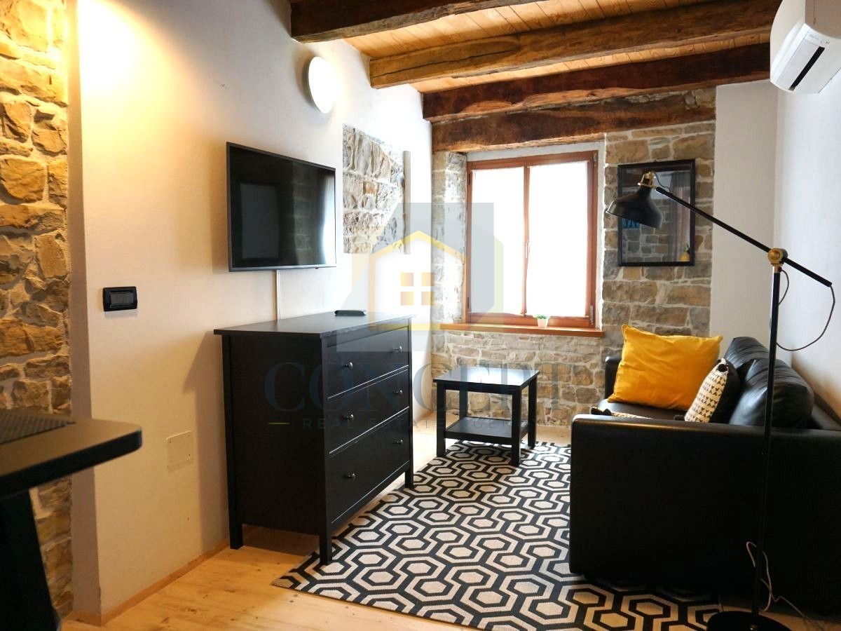 Istra, Oprtalj, Casa di pietra con 3 appartamenti e due spazi commerciali