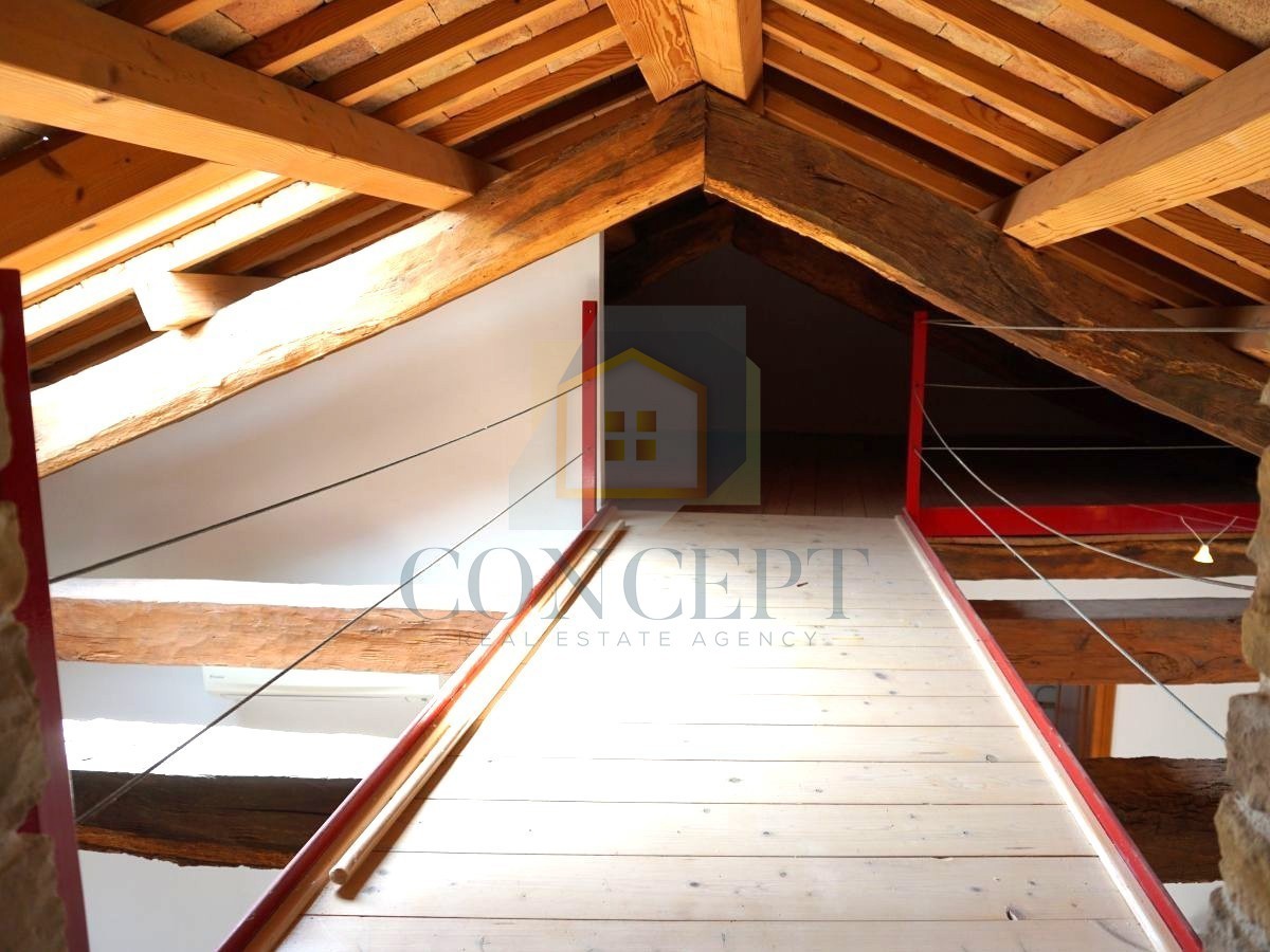 Istra, Oprtalj, Casa di pietra con 3 appartamenti e due spazi commerciali