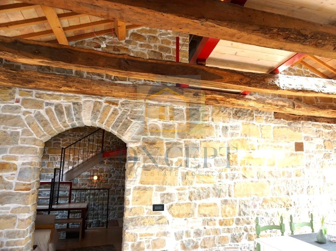 Istra, Oprtalj, Casa di pietra con 3 appartamenti e due spazi commerciali