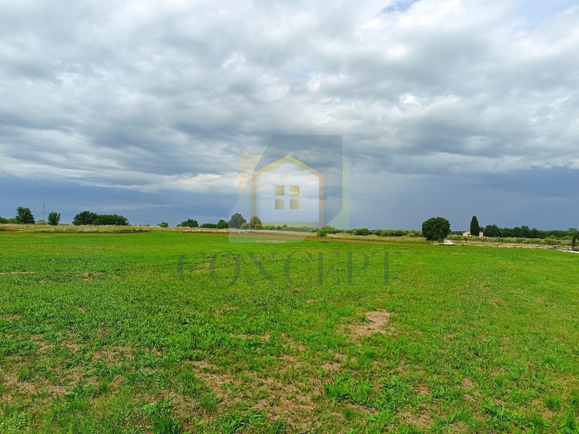 Poreč, Tar, Terreno edificabile al confine con l'urbanizzazione, 3,5 km dal mare