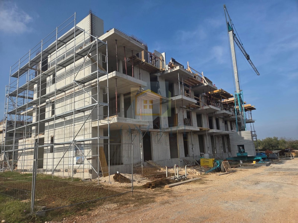 Poreč, dintorni, Appartamenti in edificio moderno in costruzione, a 3 km dal mare