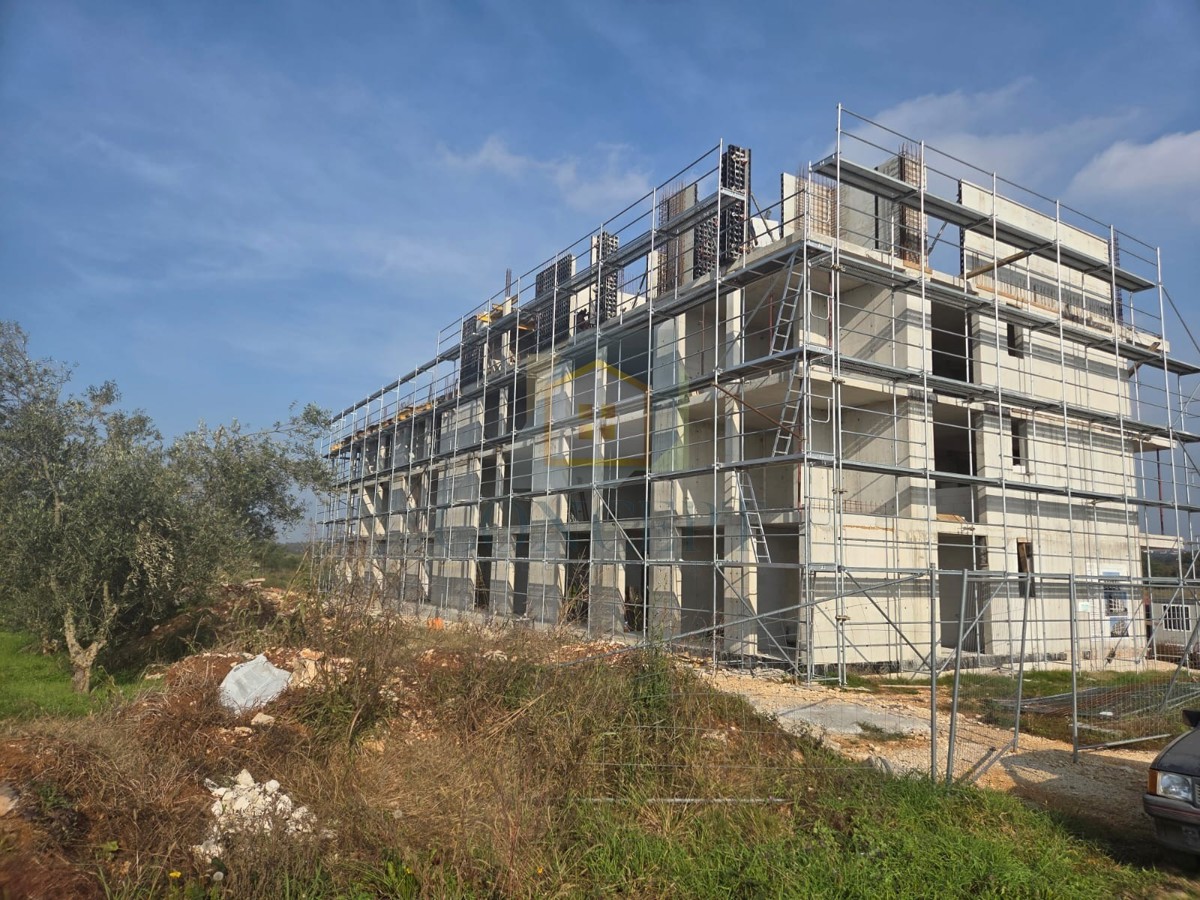 Poreč, dintorni, Appartamenti in edificio moderno in costruzione, a 3 km dal mare