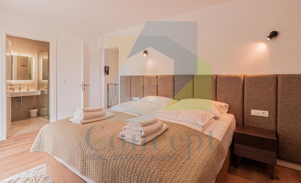 Poreč, Imponente Villa ai Margini della Zona Edificabile in una Posizione Lussuosa a 2 km dal Mare