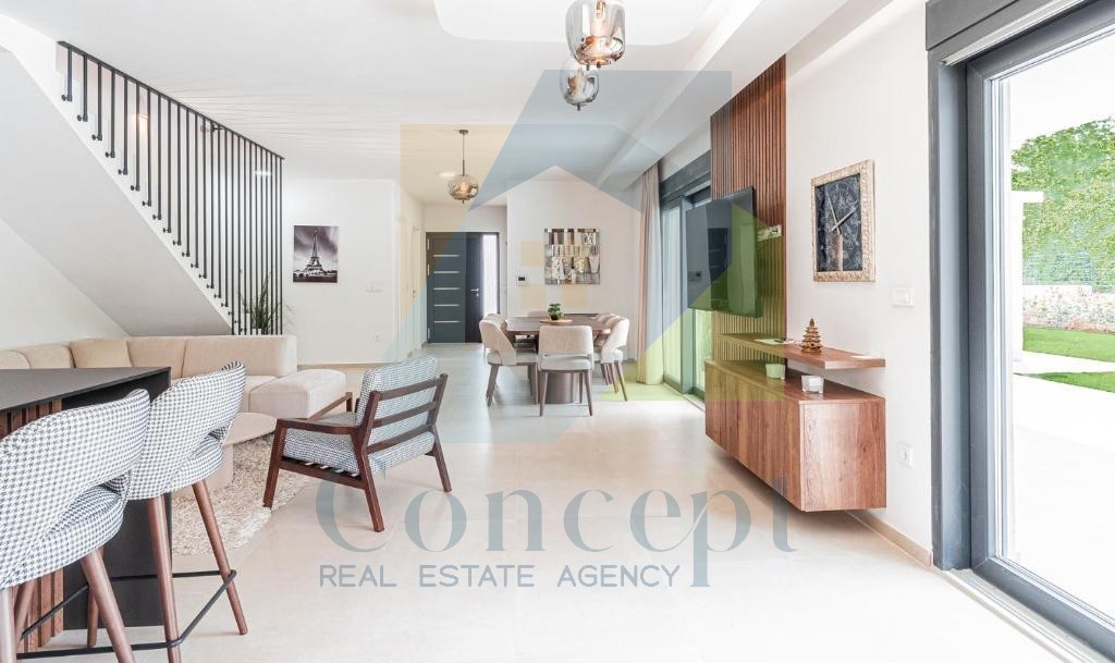 Poreč, Imponente Villa ai Margini della Zona Edificabile in una Posizione Lussuosa a 2 km dal Mare