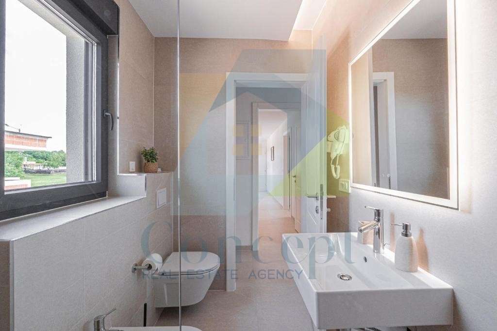 Poreč, Imponente Villa ai Margini della Zona Edificabile in una Posizione Lussuosa a 2 km dal Mare