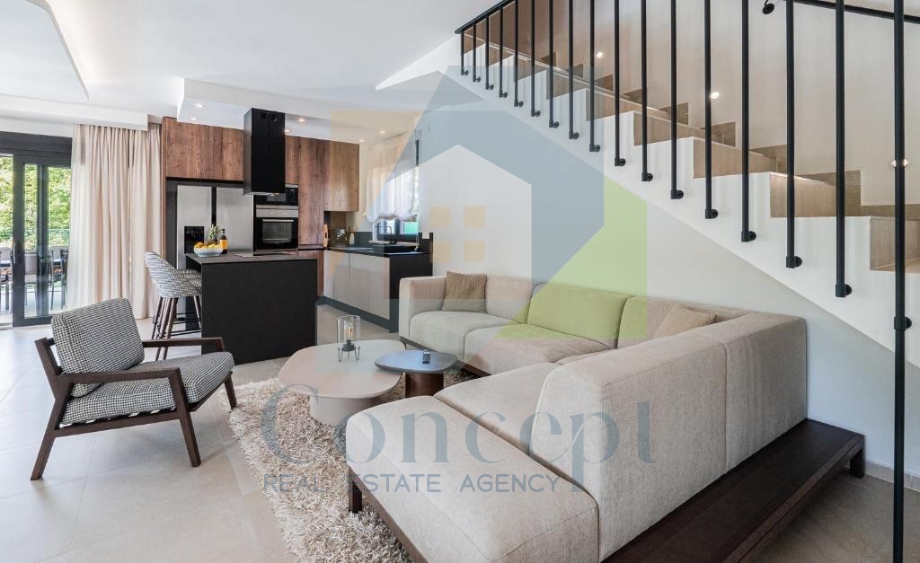 Poreč, Imponente Villa ai Margini della Zona Edificabile in una Posizione Lussuosa a 2 km dal Mare