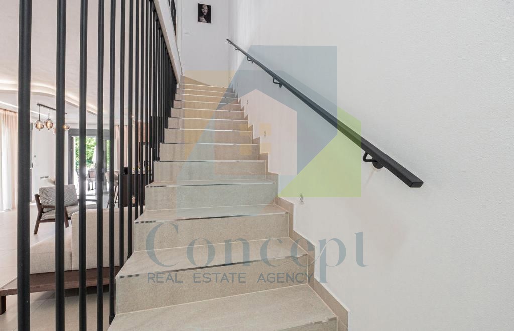 Poreč, Imponente Villa ai Margini della Zona Edificabile in una Posizione Lussuosa a 2 km dal Mare