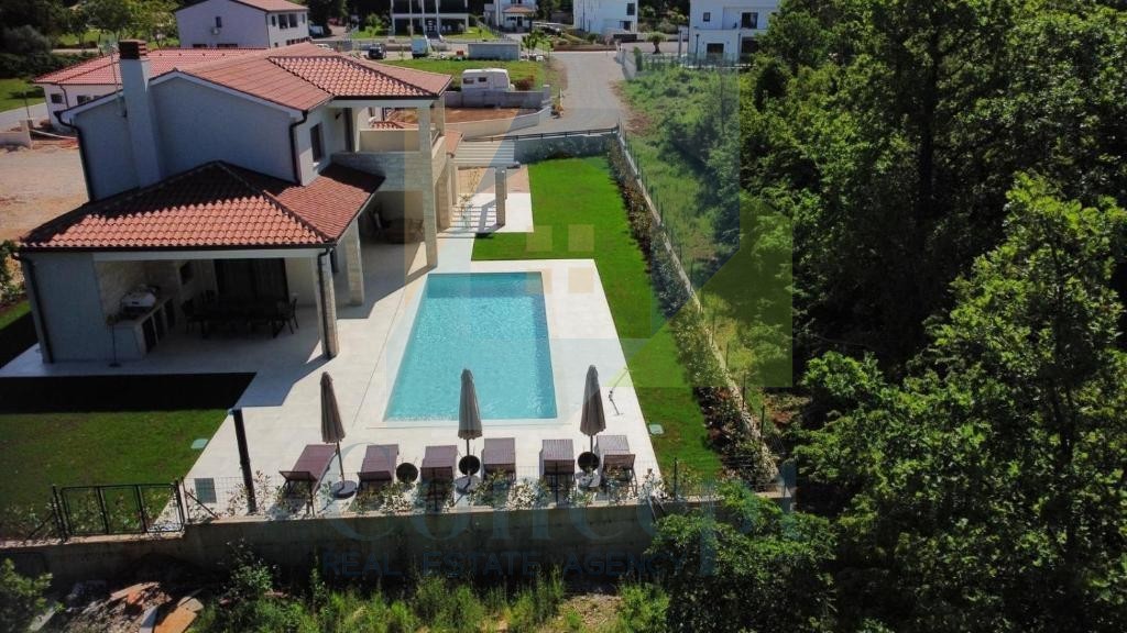 Poreč, Imponente Villa ai Margini della Zona Edificabile in una Posizione Lussuosa a 2 km dal Mare