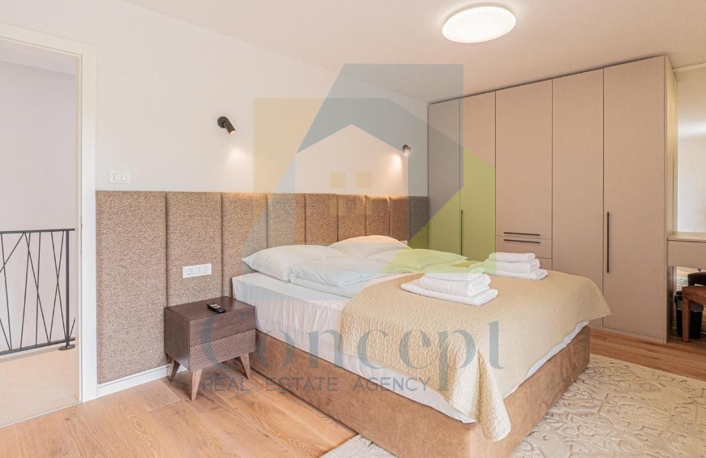 Poreč, Imponente Villa ai Margini della Zona Edificabile in una Posizione Lussuosa a 2 km dal Mare