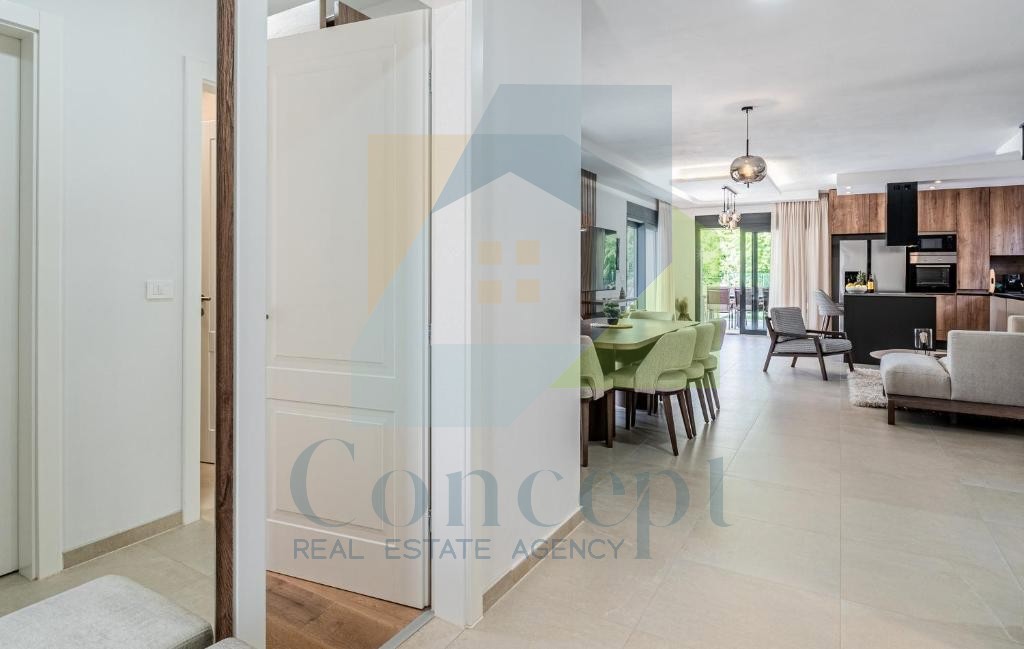 Poreč, Imponente Villa ai Margini della Zona Edificabile in una Posizione Lussuosa a 2 km dal Mare