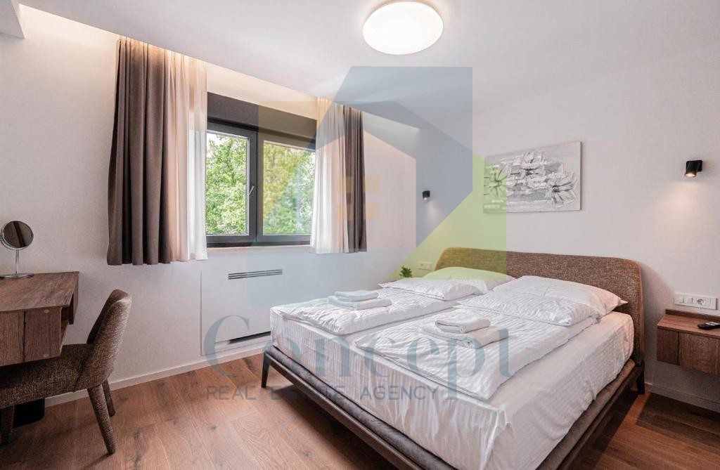 Poreč, Imponente Villa ai Margini della Zona Edificabile in una Posizione Lussuosa a 2 km dal Mare