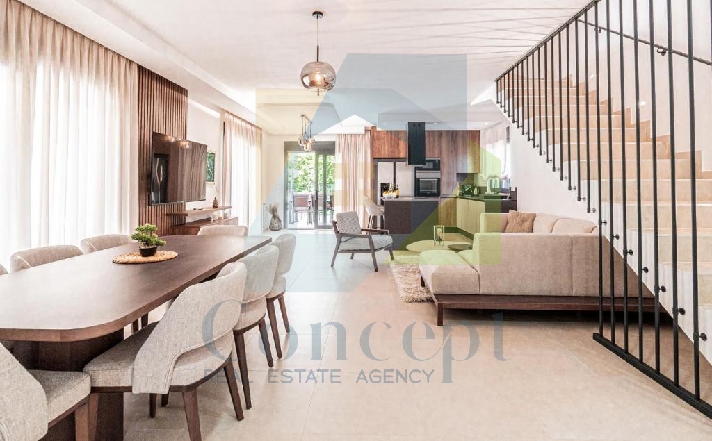 Poreč, Imponente Villa ai Margini della Zona Edificabile in una Posizione Lussuosa a 2 km dal Mare