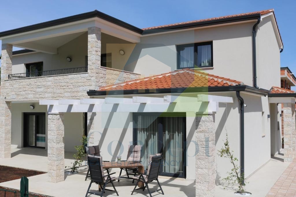 Poreč, Imponente Villa ai Margini della Zona Edificabile in una Posizione Lussuosa a 2 km dal Mare