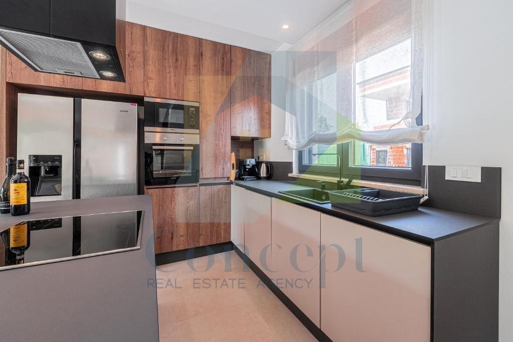 Poreč, Imponente Villa ai Margini della Zona Edificabile in una Posizione Lussuosa a 2 km dal Mare