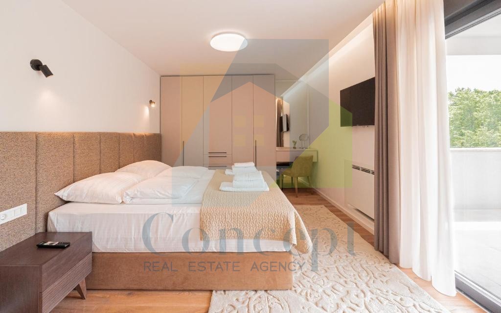 Poreč, Imponente Villa ai Margini della Zona Edificabile in una Posizione Lussuosa a 2 km dal Mare