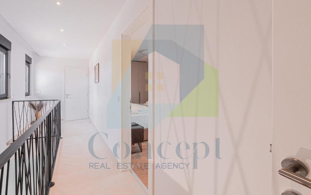 Poreč, Imponente Villa ai Margini della Zona Edificabile in una Posizione Lussuosa a 2 km dal Mare