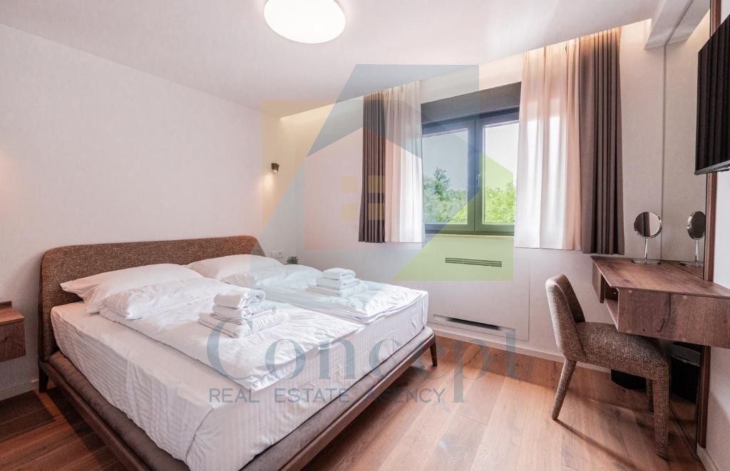 Poreč, Imponente Villa ai Margini della Zona Edificabile in una Posizione Lussuosa a 2 km dal Mare