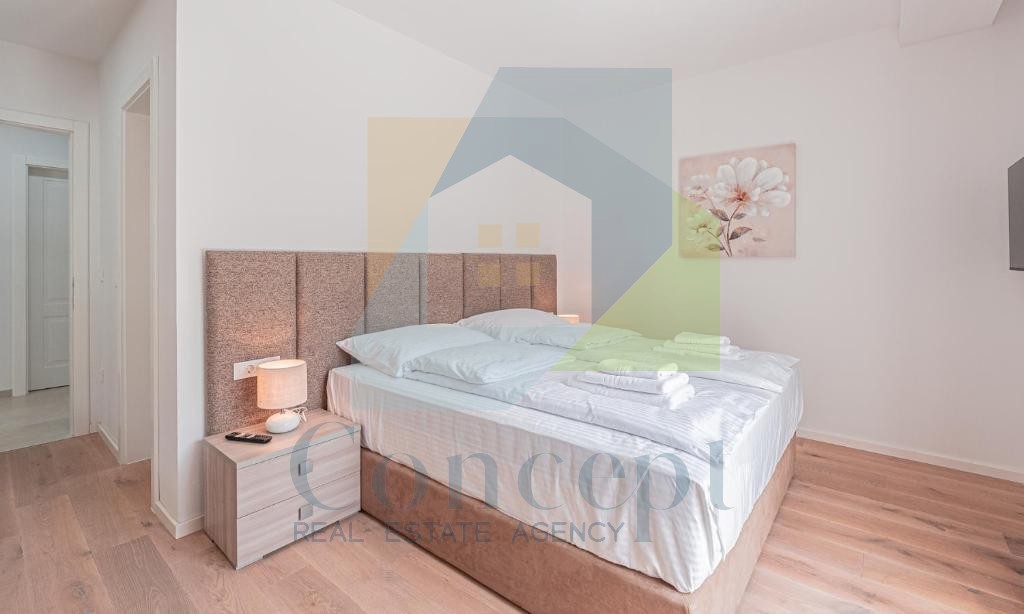 Poreč, Imponente Villa ai Margini della Zona Edificabile in una Posizione Lussuosa a 2 km dal Mare