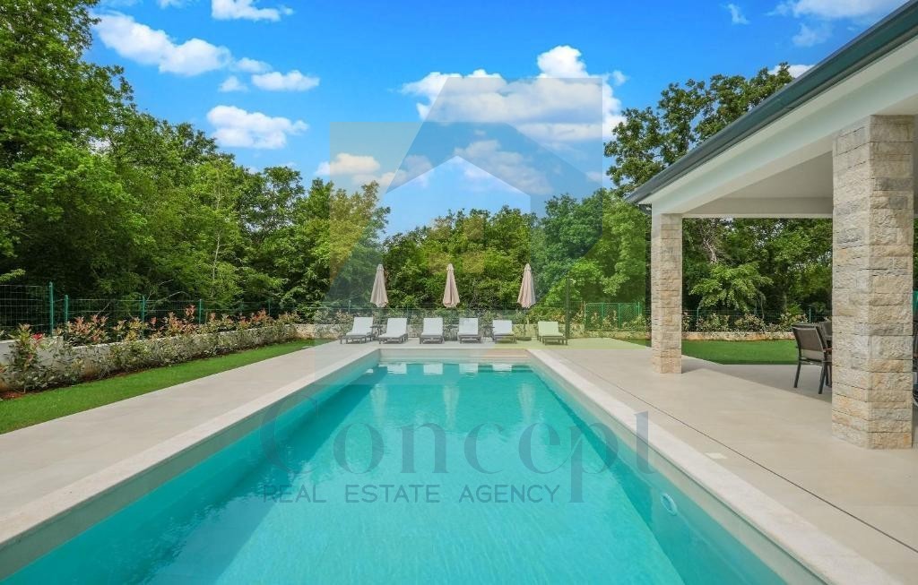 Poreč, Imponente Villa ai Margini della Zona Edificabile in una Posizione Lussuosa a 2 km dal Mare