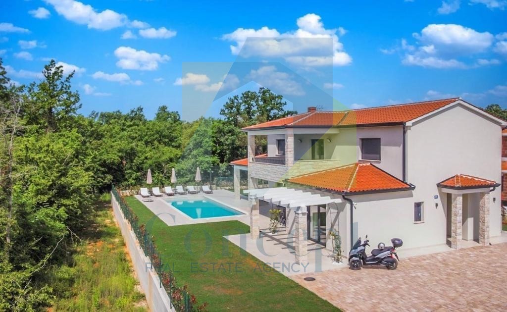 Poreč, Imponente Villa ai Margini della Zona Edificabile in una Posizione Lussuosa a 2 km dal Mare