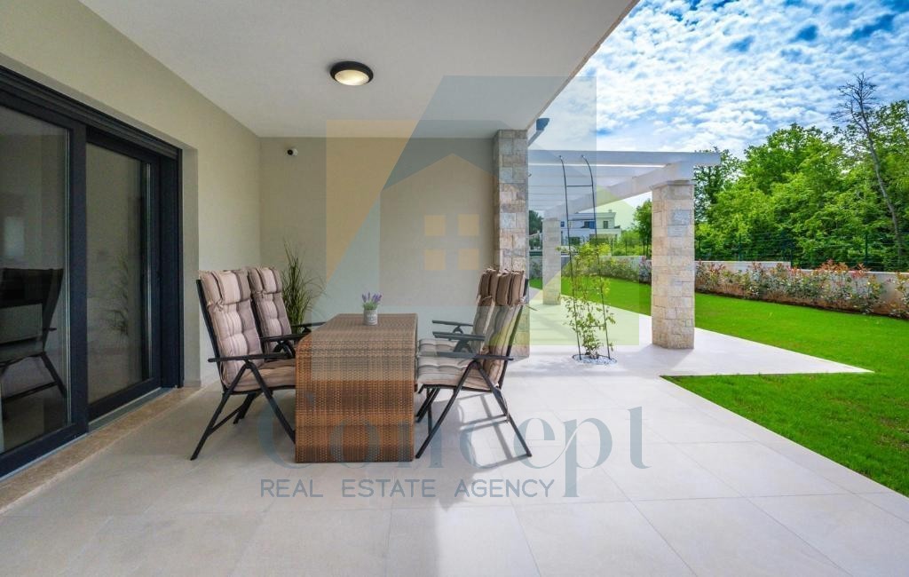 Poreč, Imponente Villa ai Margini della Zona Edificabile in una Posizione Lussuosa a 2 km dal Mare