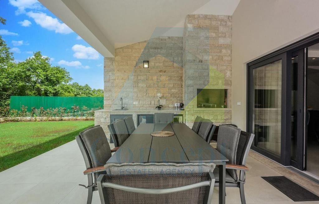 Poreč, Imponente Villa ai Margini della Zona Edificabile in una Posizione Lussuosa a 2 km dal Mare