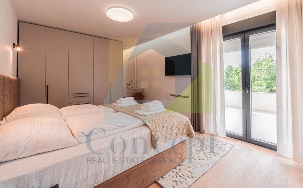 Poreč, Imponente Villa ai Margini della Zona Edificabile in una Posizione Lussuosa a 2 km dal Mare