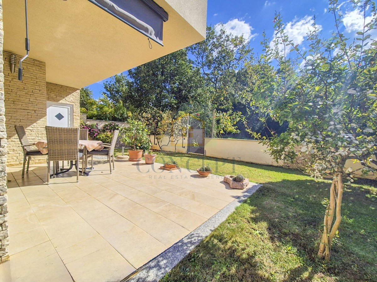 Poreč, centro espanso, Casa bifamiliare con due appartamenti e giardino, 1 km dal mare