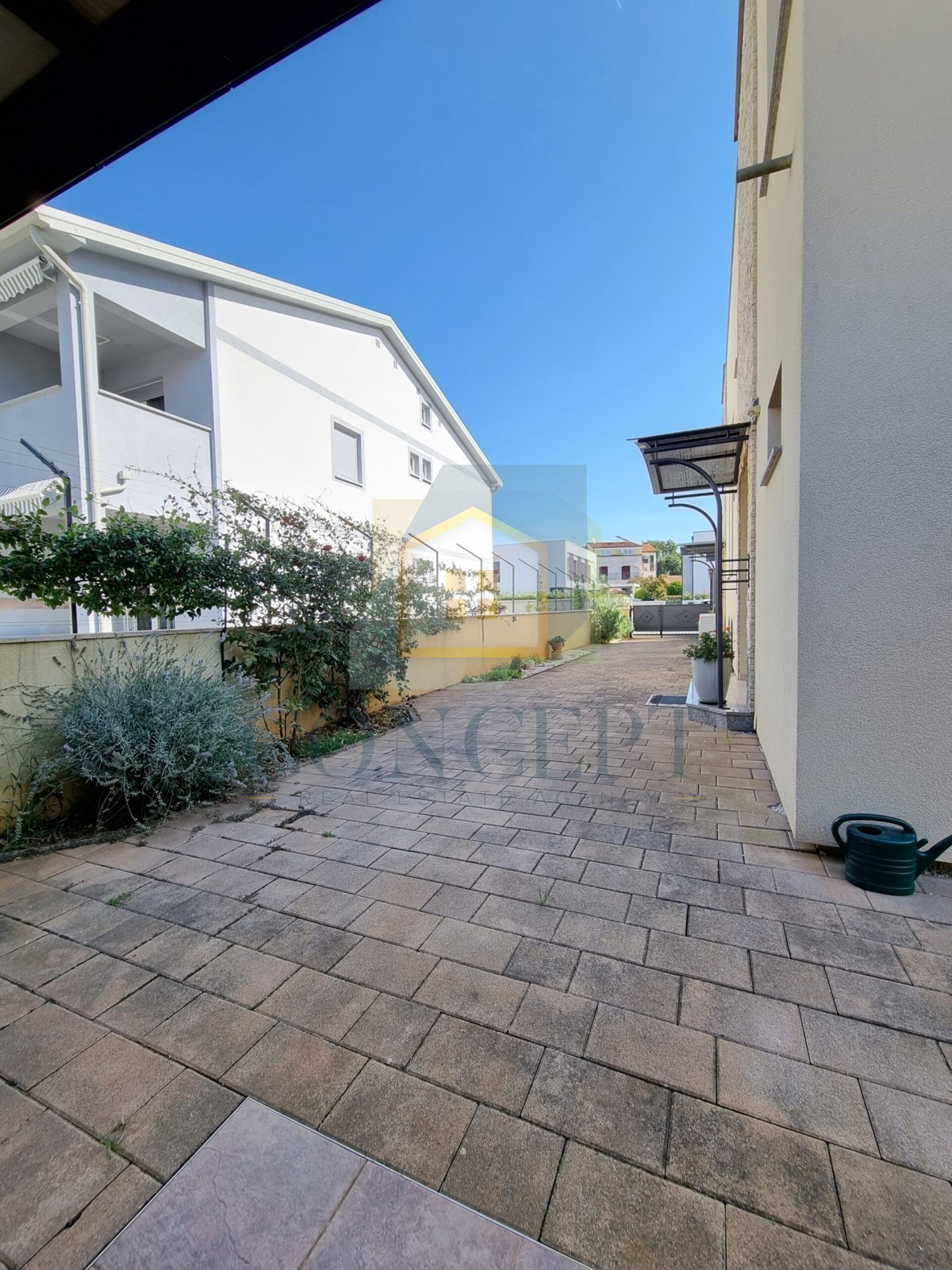 Poreč, centro espanso, Casa bifamiliare con due appartamenti e giardino, 1 km dal mare