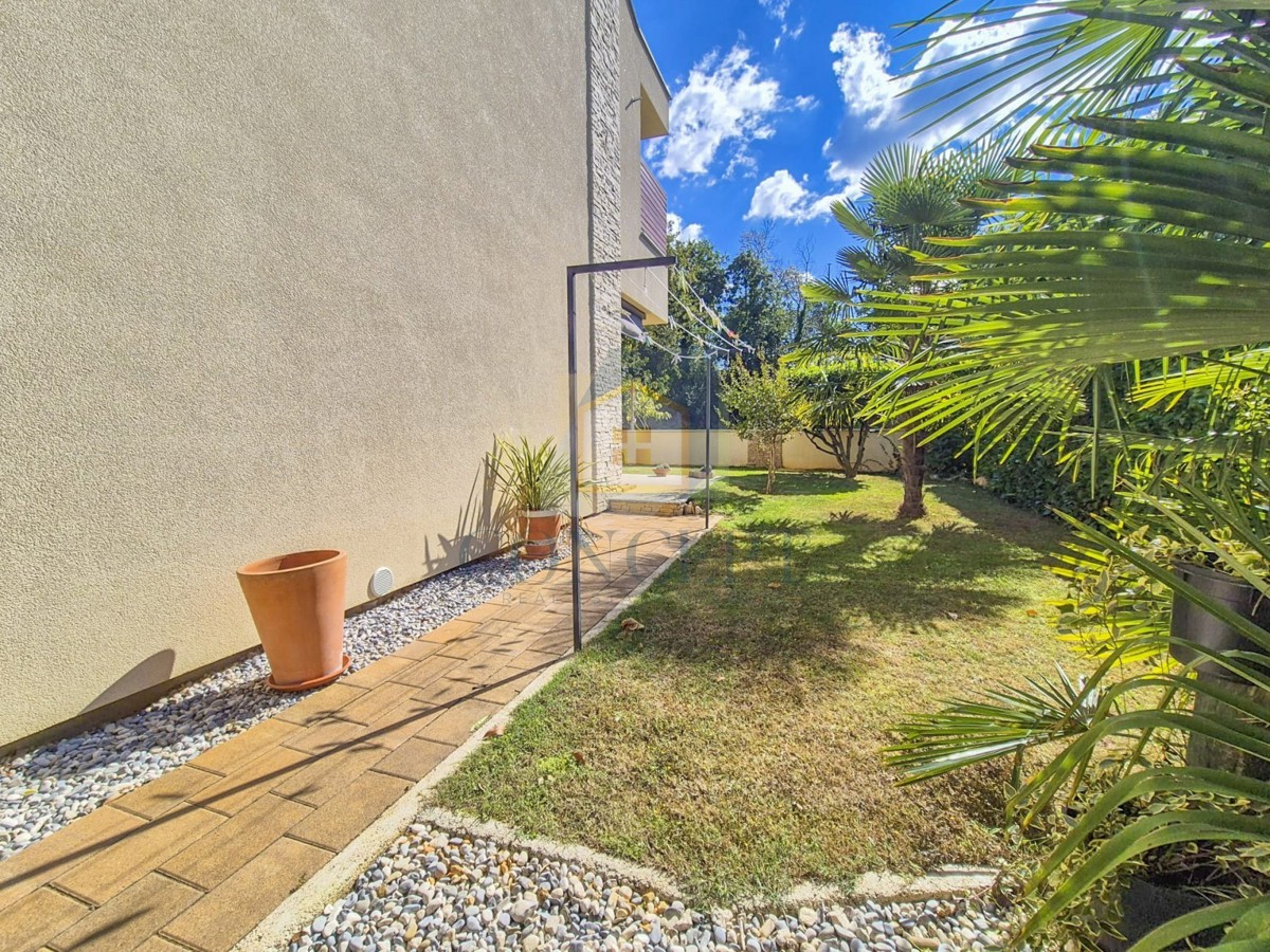 Poreč, centro espanso, Casa bifamiliare con due appartamenti e giardino, 1 km dal mare