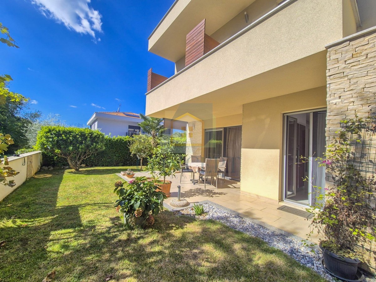 Poreč, centro espanso, Casa bifamiliare con due appartamenti e giardino, 1 km dal mare