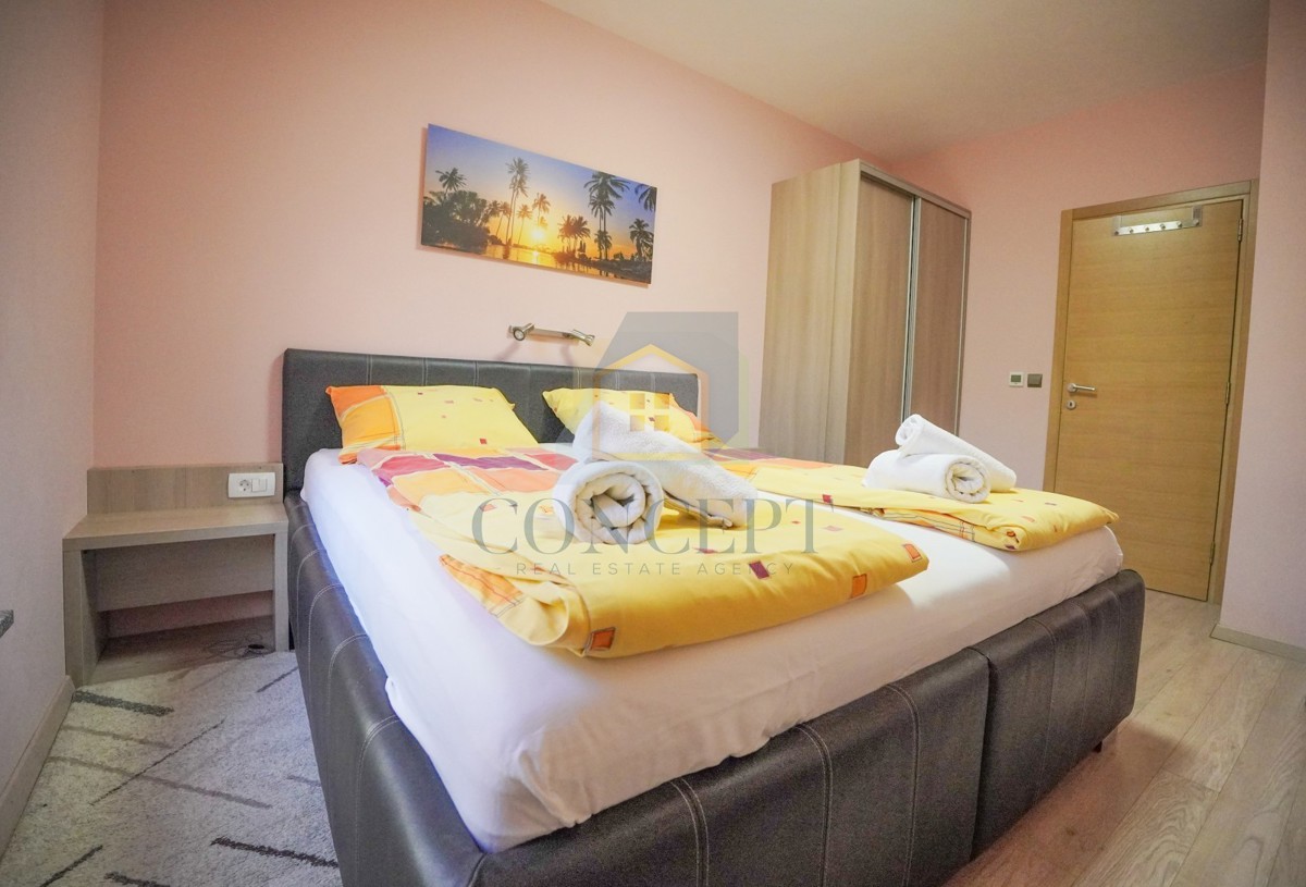 Poreč, centro espanso, Casa bifamiliare con due appartamenti e giardino, 1 km dal mare