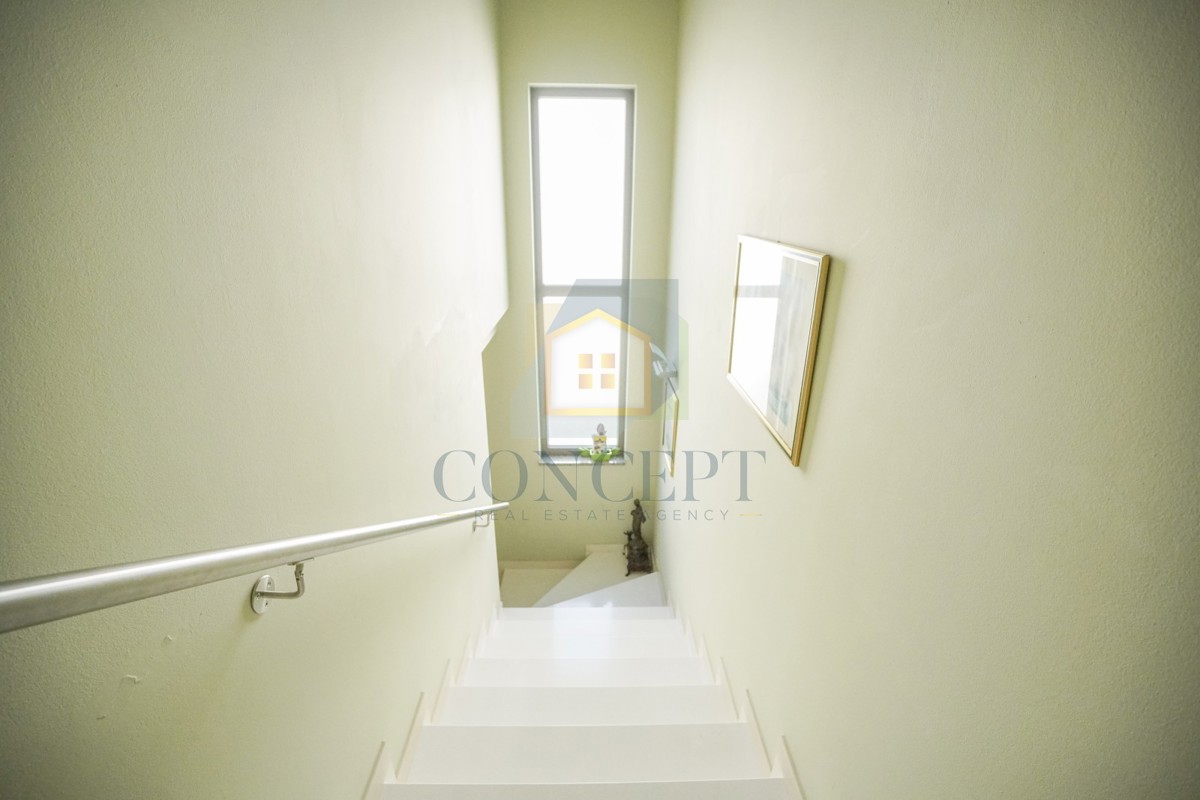 Poreč, centro espanso, Casa bifamiliare con due appartamenti e giardino, 1 km dal mare