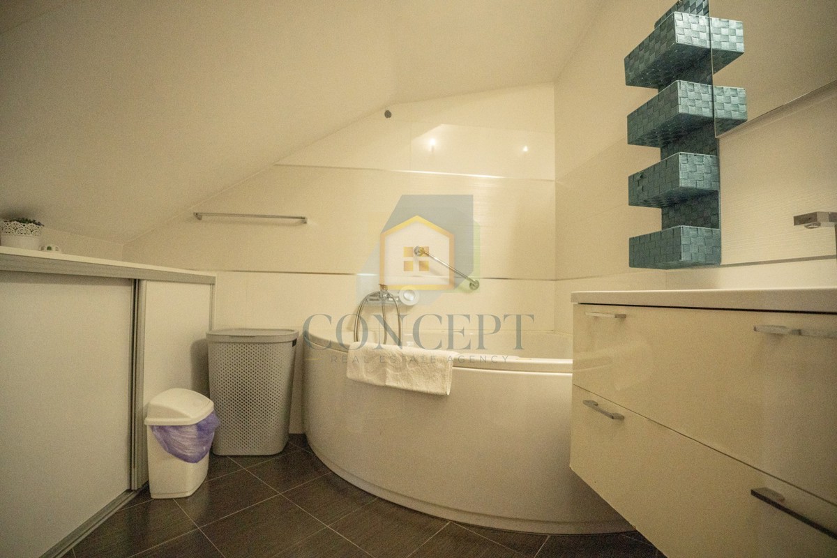 Poreč, centro espanso, Casa bifamiliare con due appartamenti e giardino, 1 km dal mare