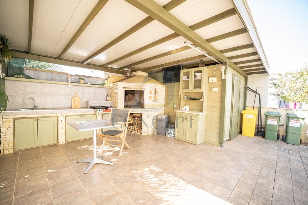 Poreč, centro espanso, Casa bifamiliare con due appartamenti e giardino, 1 km dal mare