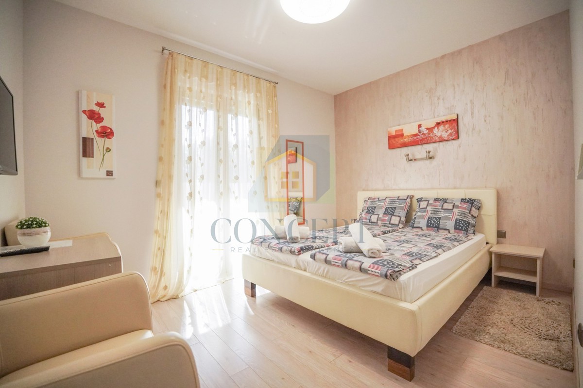 Poreč, centro espanso, Casa bifamiliare con due appartamenti e giardino, 1 km dal mare