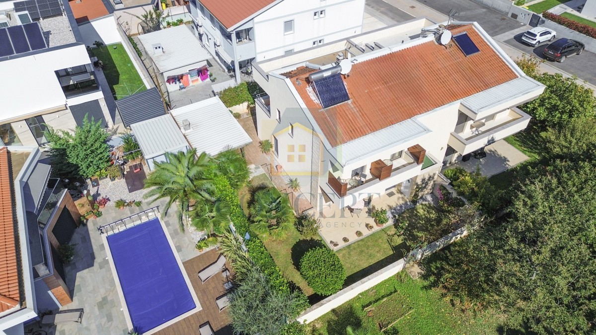 Poreč, centro espanso, Casa bifamiliare con due appartamenti e giardino, 1 km dal mare