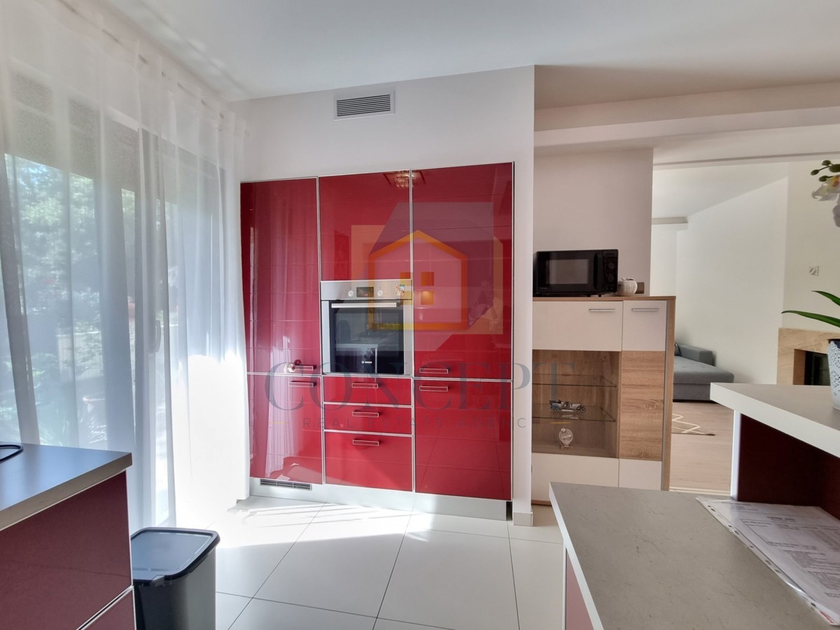 Poreč, centro espanso, Casa bifamiliare con due appartamenti e giardino, 1 km dal mare