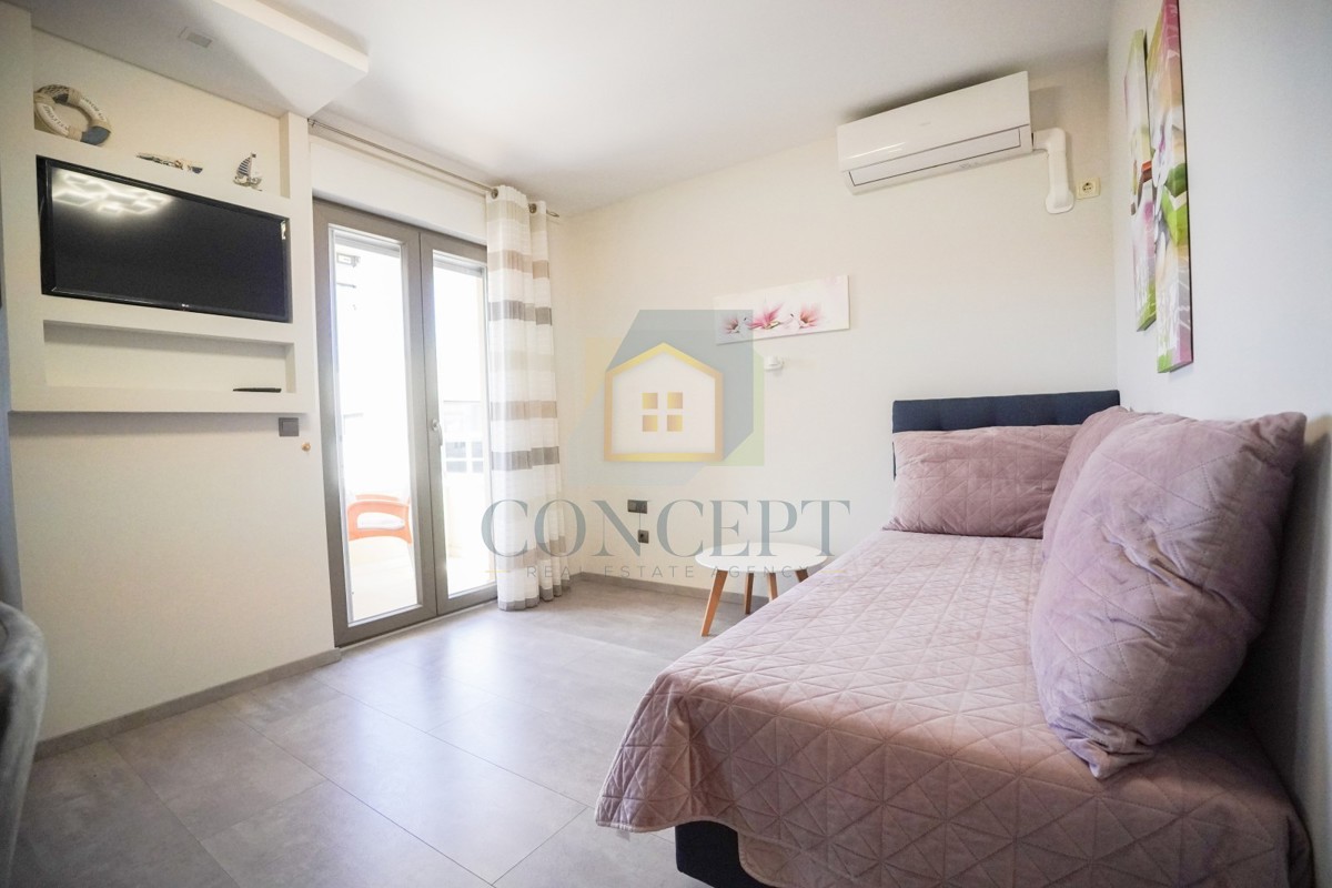 Poreč, centro espanso, Casa bifamiliare con due appartamenti e giardino, 1 km dal mare