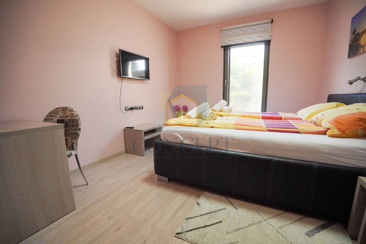 Poreč, centro espanso, Casa bifamiliare con due appartamenti e giardino, 1 km dal mare