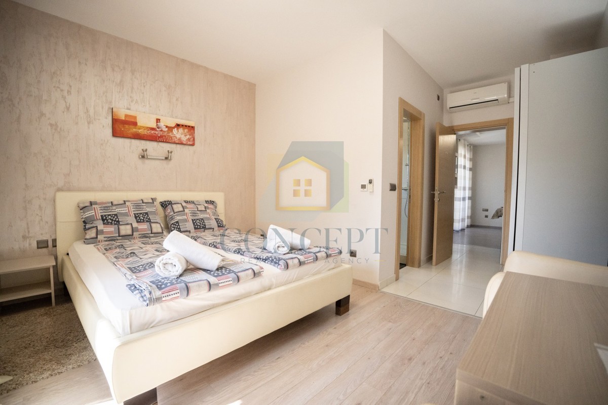 Poreč, centro espanso, Casa bifamiliare con due appartamenti e giardino, 1 km dal mare