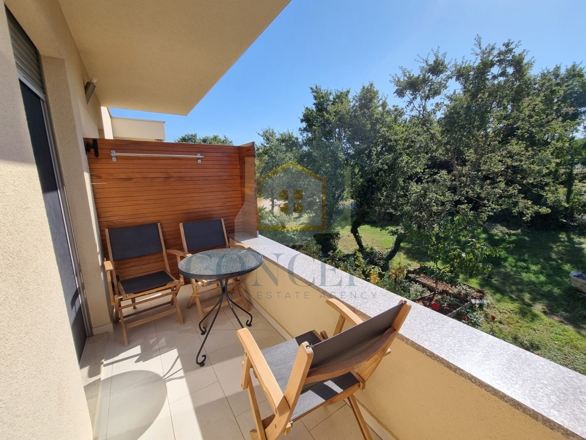 Poreč, centro espanso, Casa bifamiliare con due appartamenti e giardino, 1 km dal mare