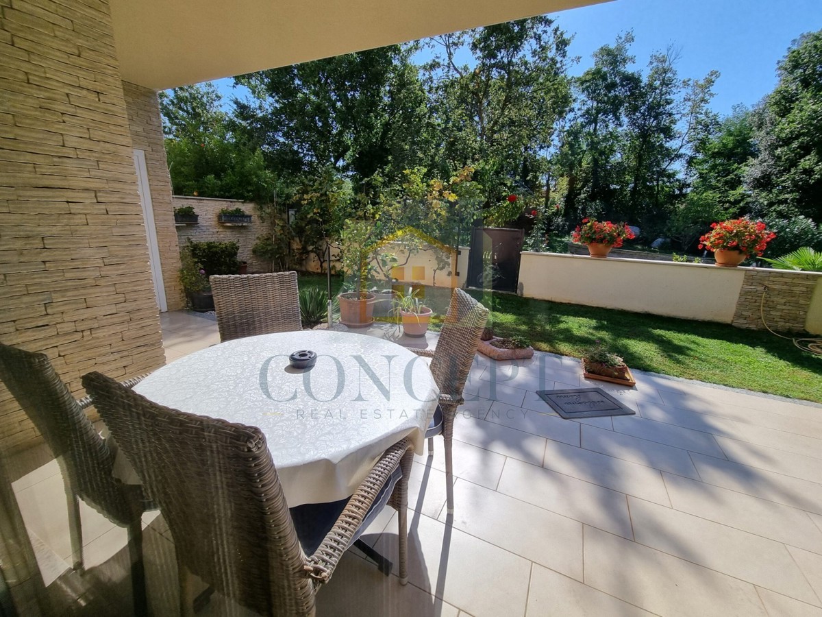 Poreč, centro espanso, Casa bifamiliare con due appartamenti e giardino, 1 km dal mare