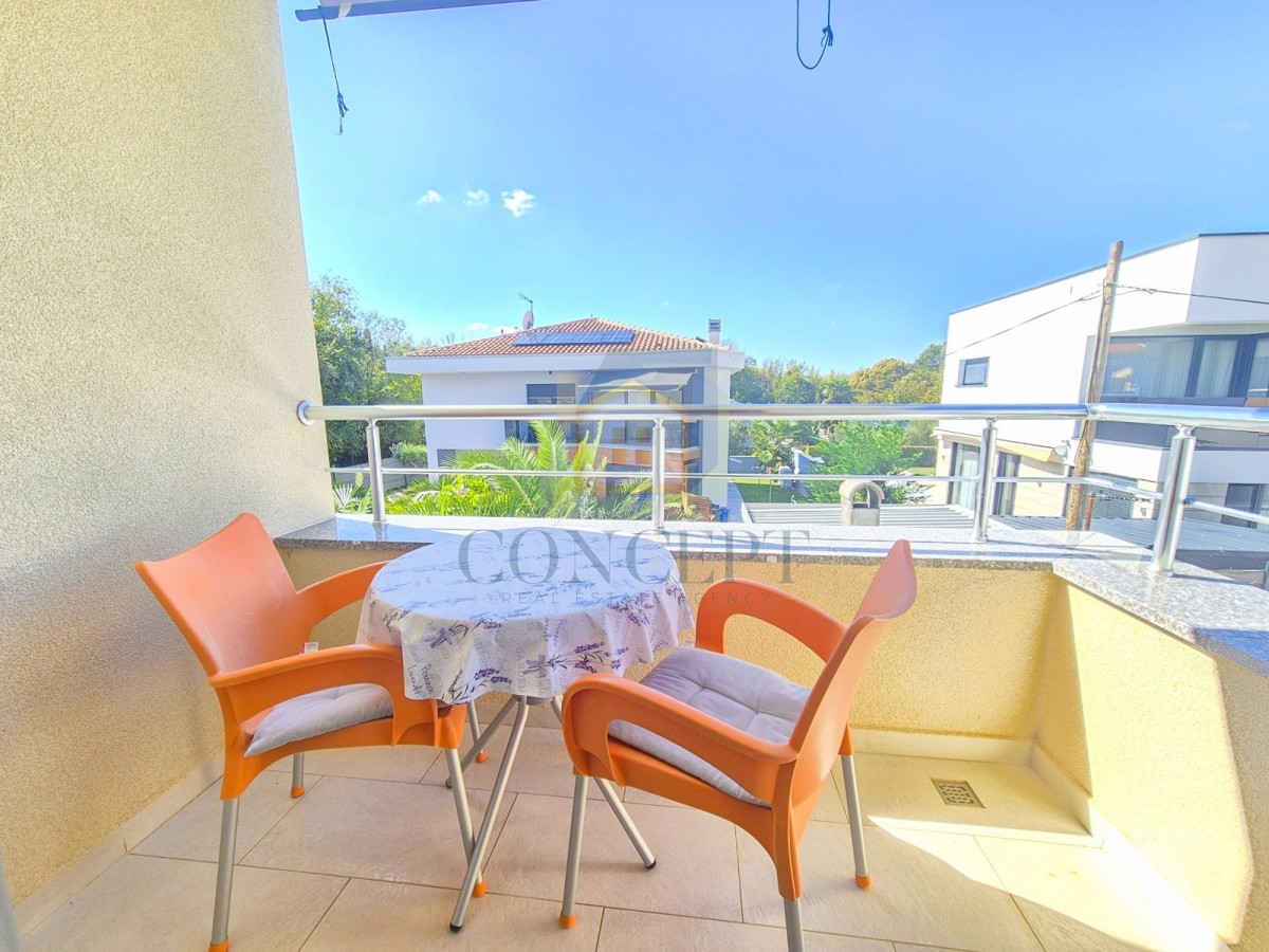 Poreč, centro espanso, Casa bifamiliare con due appartamenti e giardino, 1 km dal mare