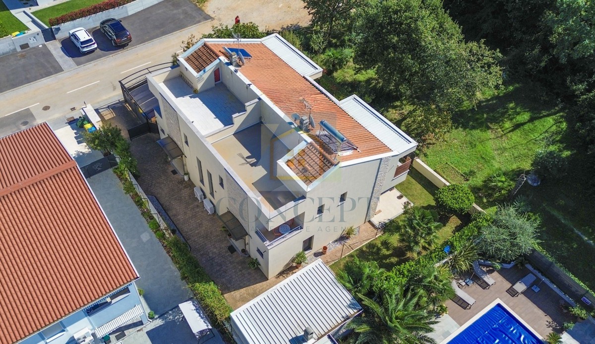 Poreč, centro espanso, Casa bifamiliare con due appartamenti e giardino, 1 km dal mare