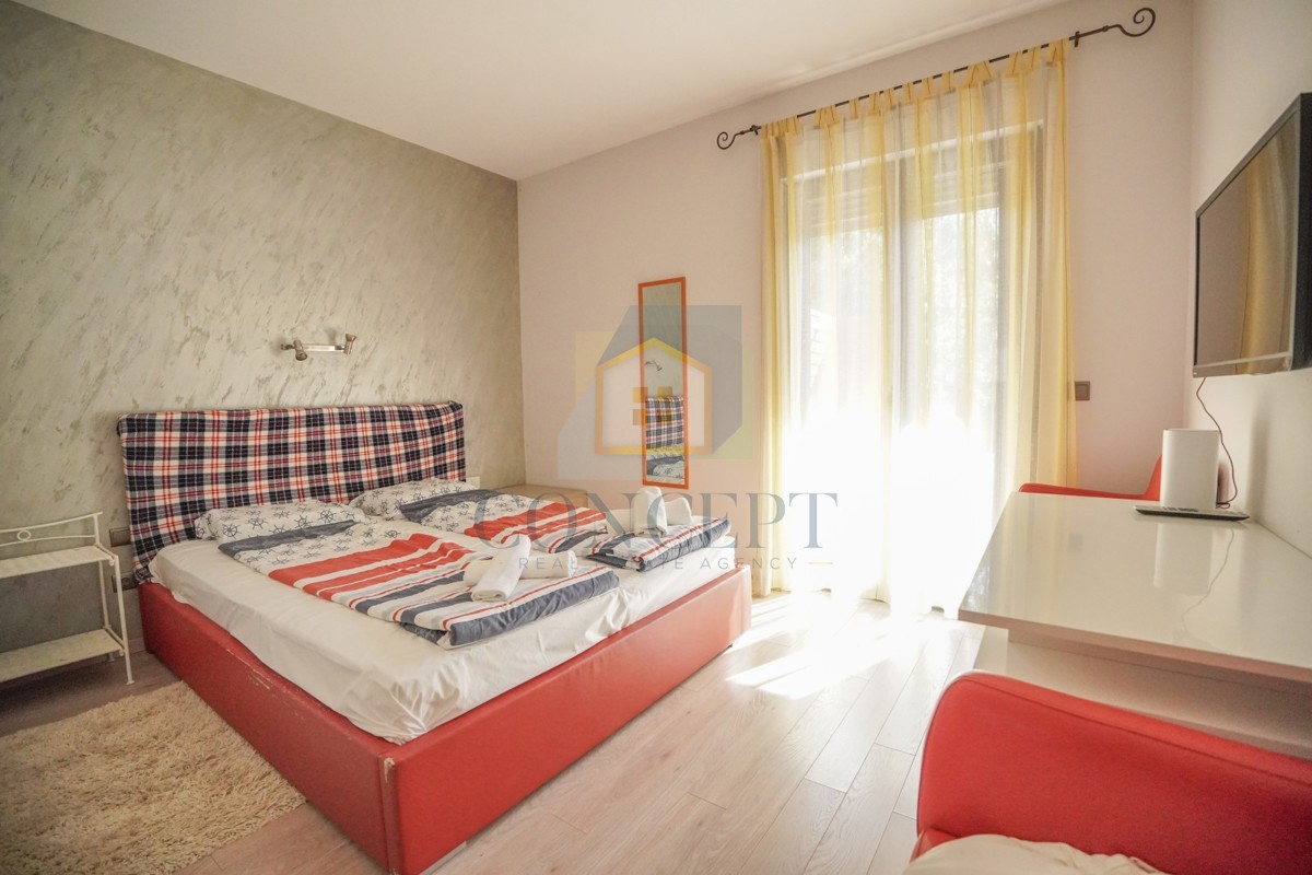 Poreč, centro espanso, Casa bifamiliare con due appartamenti e giardino, 1 km dal mare