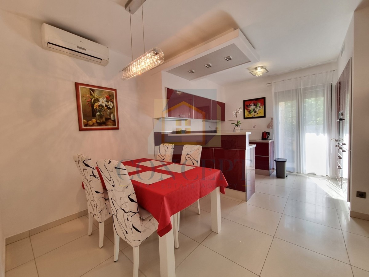 Poreč, centro espanso, Casa bifamiliare con due appartamenti e giardino, 1 km dal mare