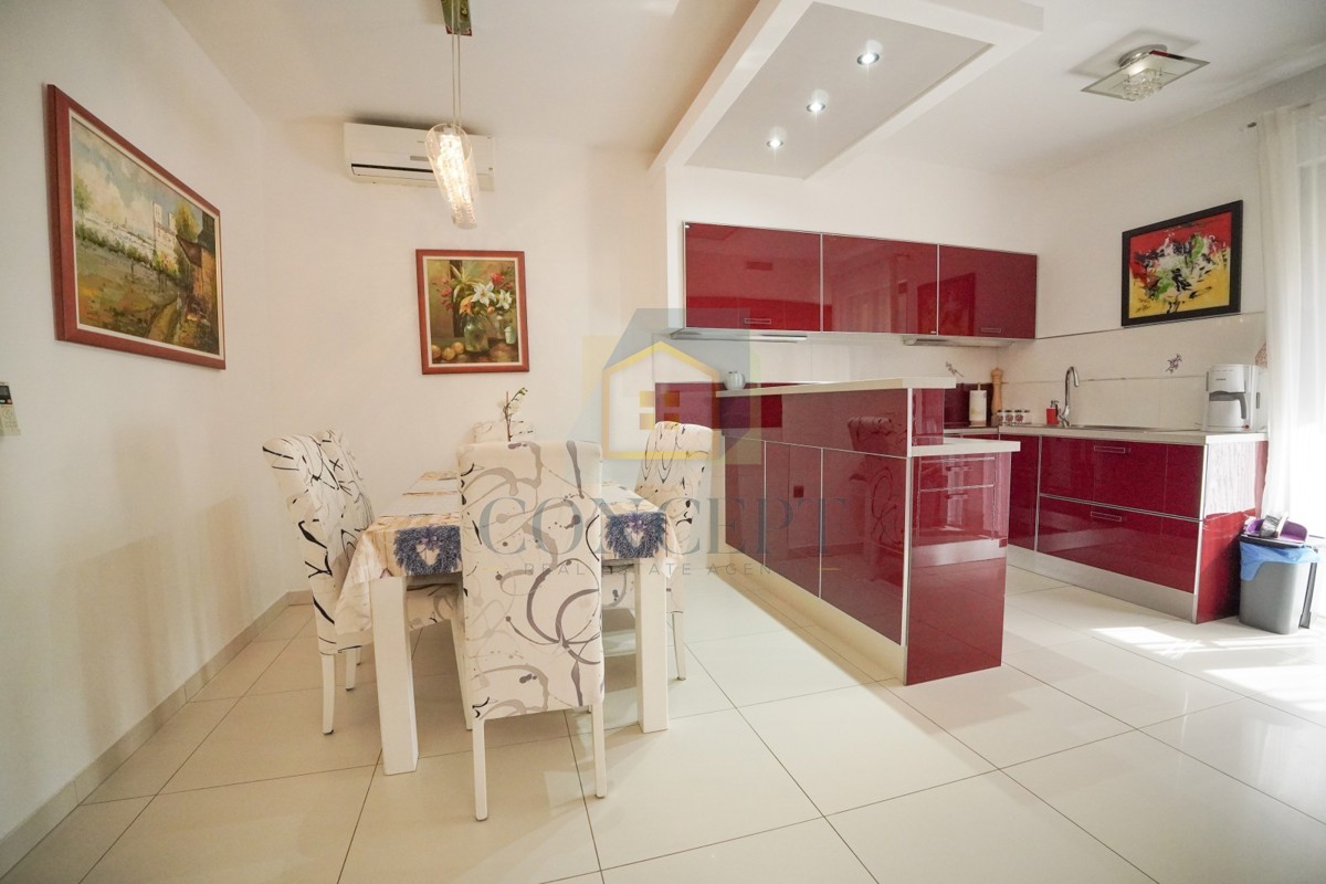 Poreč, centro espanso, Casa bifamiliare con due appartamenti e giardino, 1 km dal mare