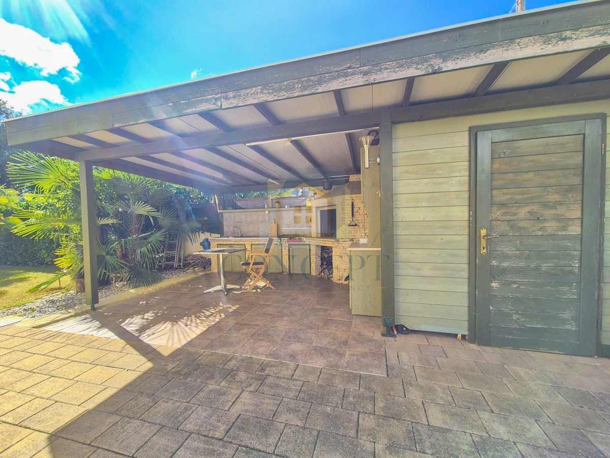 Poreč, centro espanso, Casa bifamiliare con due appartamenti e giardino, 1 km dal mare